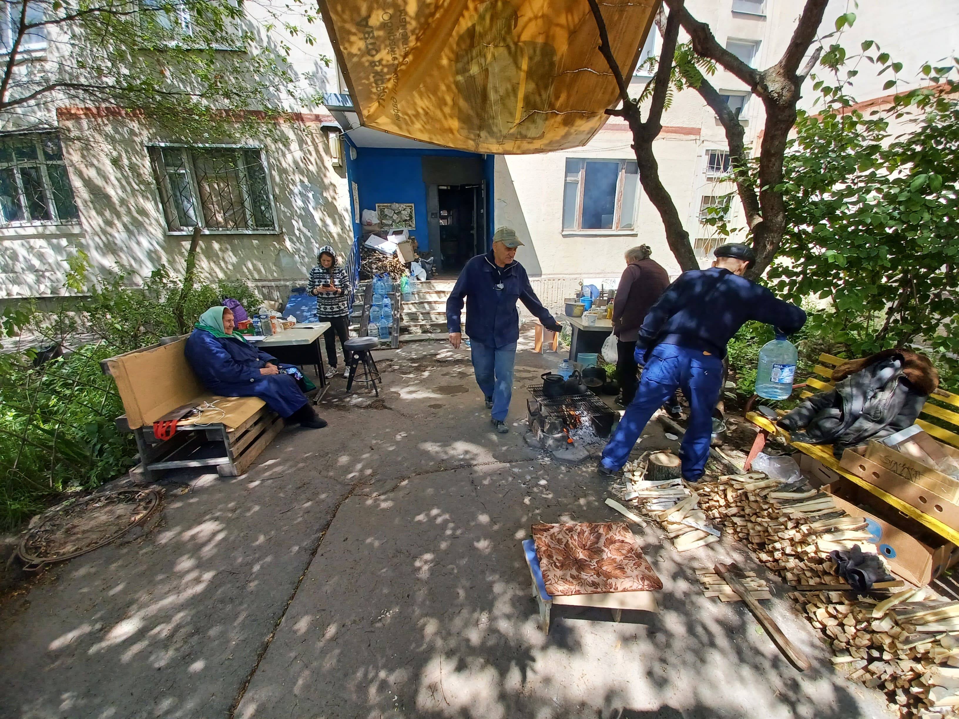 Gli anziani rimasti a Saltivka, Kharkiv