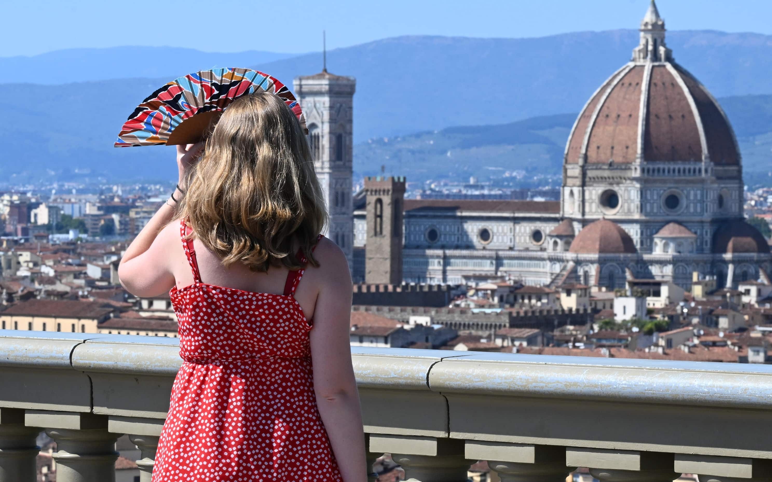 Firenze, odore di bruciato in tutta la provincia. La spiegazione: sono i roghi in Francia