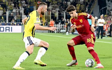 epa13229092 Milan Skriniar (L) of Fenerbahce in action against Matias Soule of Roma during the UEFA Champions League league phase match Fenerbahce SK against AS Roma, in Istanbul, Turkey, 10 September 2026.  EPA/STR