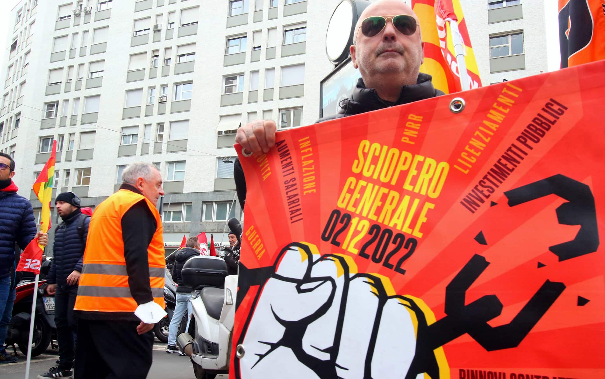 Manifestazione per sciopero generale dei sindacati di base contro la manovra del Governo e per la pace, Milano, 02 dicembre 2022.ANSA/PAOLO SALMOIRAGO