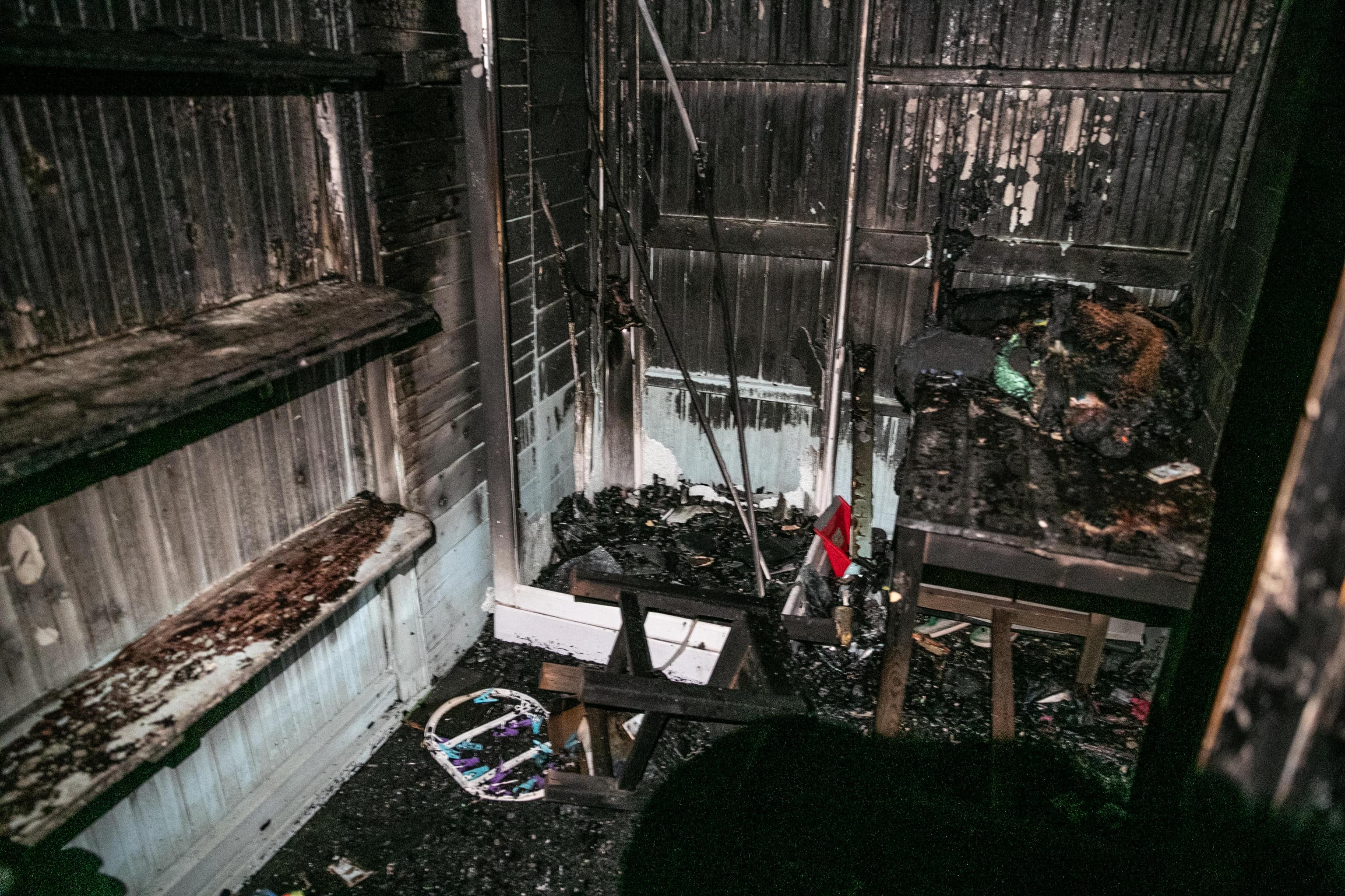 Quello che resta delle tre cabine incendiate allo stabilimento "Plinius" di Ostia, Roma, 27 marzo 2025. ANSA/EMANUELE VALERI