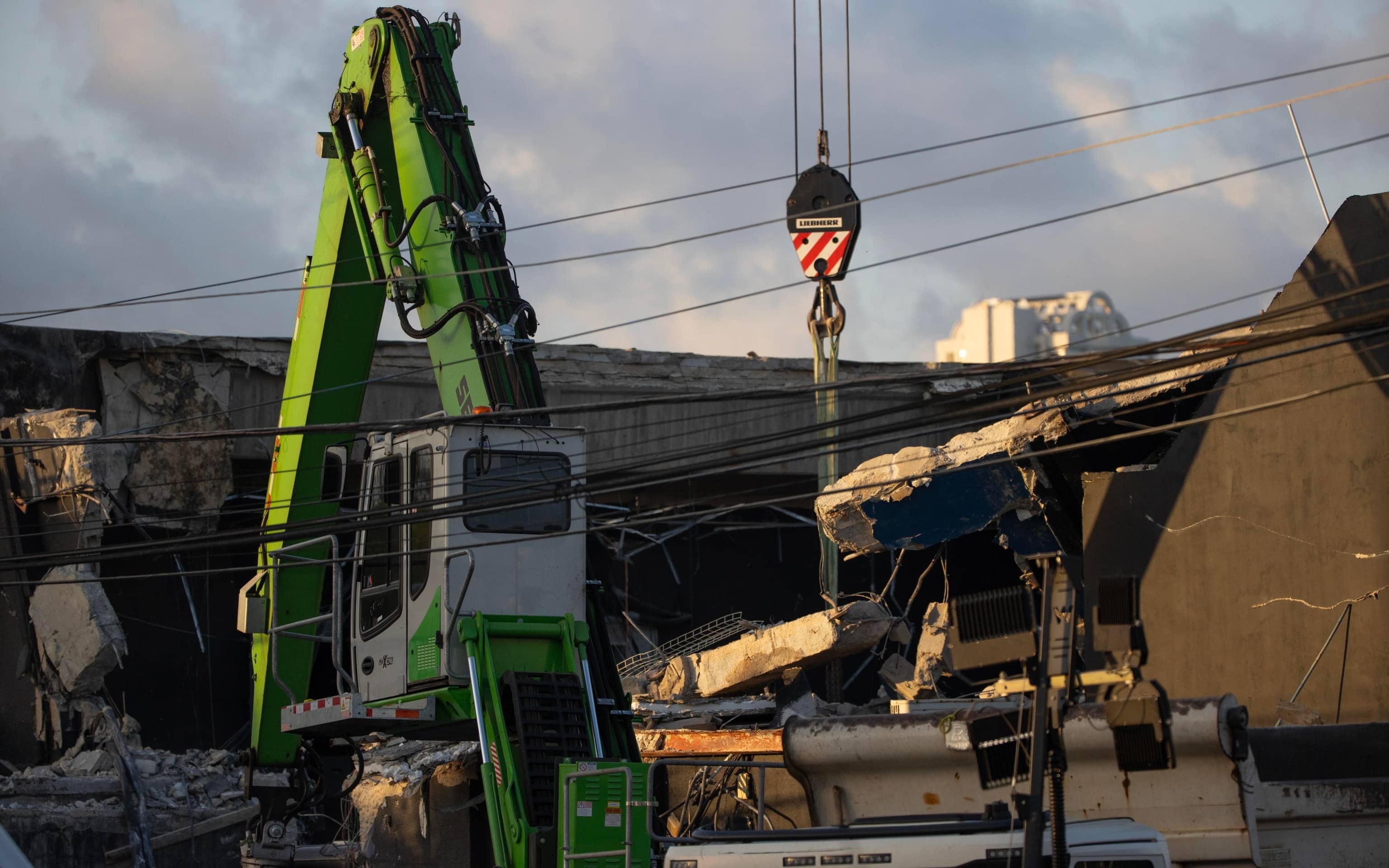 epa12021966 A crane loads a concrete block from the ruins of the Jet Set nightclub after the roof of the discotheque collapsed early in the morning on 08 April during a party, in Santo Domingo, Dominican Republic, 09 April 2025. The death toll has risen to 184 people Dominican authorities reported.  EPA/ORLANDO BARRIA