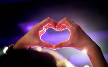 Beyond the heart sign is a round blur of lighting.