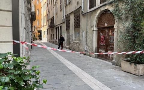 Via delle Becchiere, in centro a Trieste, dove è stato rinvenuto il corpo