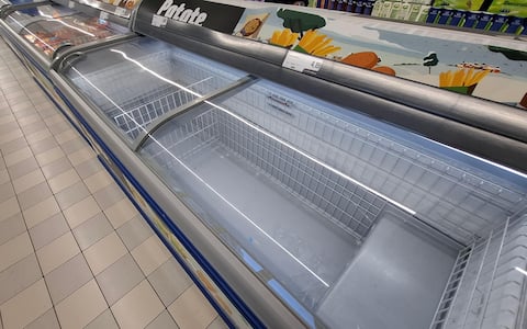 Gli scaffali del fresco nel supermercato Eurospin a Bari sono vuoti, non è arrivato materiale e la è la merce per vendere. Il motivo è lo sciopero dei trasportatori. Bari 18 ottobre 2026 ANSA / Donato Fasano