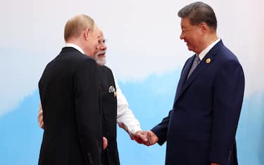 epa12341892 Chinese President Xi Jinping (R), Indian Prime Minister Narendra Modi (C) and Russian President Vladimir Putin (L) attend an official welcoming ceremony at the Shanghai Cooperation Organization (SCO) summit in Tianjin, China, 01 September 2025.  EPA/ALEXANDER KAZAKOV/SPUTNIK/KREMLIN / POOL MANDATORY CREDIT