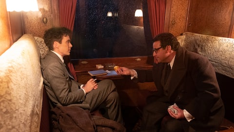 L to R: Cillian Murphy is J. Robert Oppenheimer and David Krumholtz is Isidor Rabi in OPPENHEIMER, written, produced, and directed by Christopher Nolan.