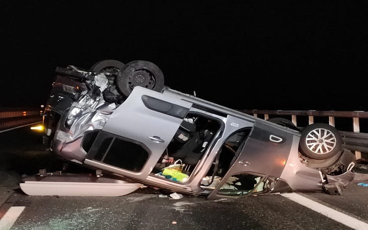 Il luogo del drammatico incidente avvenuto questa notte poco dopo l'una sull'autostrada A21 Piacenza-Torino, nel tratto compreso tra i caselli di Casteggio (Pavia) e Voghera (Pavia) lungo la carreggiata diretta al capoluogo piemontese, 29 aprile 2022. Nell'incidente sono morti padre e figlio, di 45 e 11 anni, francesi residenti a Parigi. Oltre alle due vittime, si sono registrati altri 8 feriti (tra i quali anche la moglie e gli altri due figli della coppia), trasportati in ambulanza all'ospedale di Voghera (Pavia) e al Policlinico San Matteo di Pavia.
ANSA/ PAOLO TORRES
