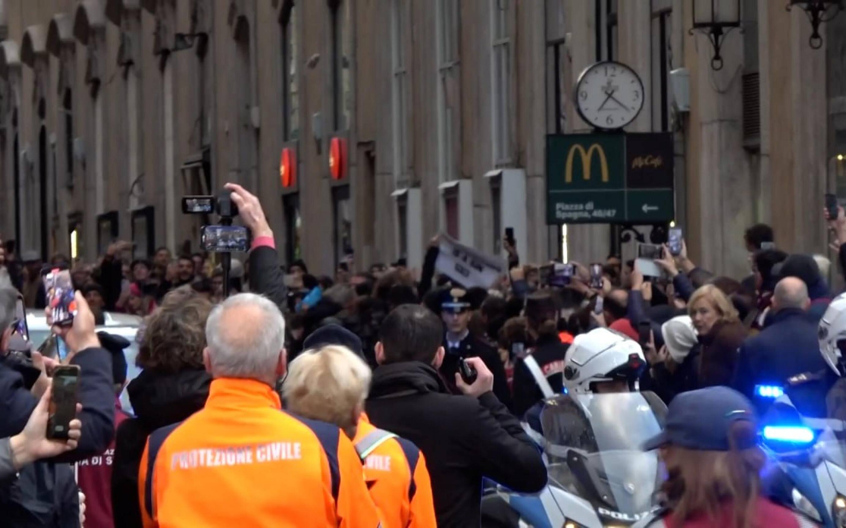 Un fermo immagine tratto da un video mostra una attivista spagnola mentre tenta di avventarsi verso una delle auto del corteo papale, durante l'arrivo di papa Francesco in Piazza di Spagna per l'omaggio alla statua dell'Immacolata.