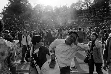Supporters flee 29 May 1985 the scene of riots in Heysel football stadium in Brussels after thirty-nine Juventus football fans died during rioting at the European Cup Final in Brussels. Shortly before kick off the atmosphere turned violent and Liverpool supporters stampeded through a thin line of police towards the rival fans. As the Juventus fans retreated a wall collapsed under the pressure and fans were crushed and trampled to death in the panic. AFP PHOTO DOMINIQUE FAGET / AFP PHOTO / DOMINIQUE FAGET        (Photo credit should read DOMINIQUE FAGET/AFP via Getty Images)