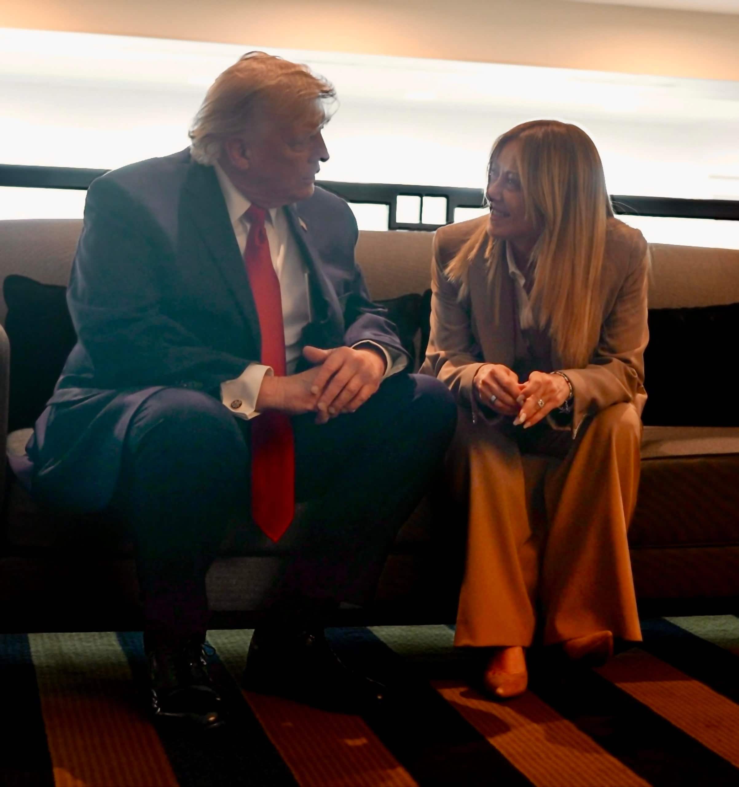 Nuovo colloquio a due tra Giorgia Meloni e Donald Trump subito dopo la conclusione dei lavori del G7. La premier e il presidente degli Stati Uniti, nelle immagini diffuse da Palazzo Chigi, si vedono conversare seduti su un divano dell'Hotel Royal di Evian al termine della sessione incentrata sull'intelligenza artificiale. Nel corso della conferenza stampa di fine summit era stata la stessa Meloni a rivelare l'ennesimo faccia a faccia col tycoon: "Ci sono state diverse occasioni di confrontarci in questi due giorni, l'ultima qualche minuto fa". Al termine dell'incontro, si vede nel video, Meloni e Trump sorridenti si salutano stringendosi la mano. Meloni Trump