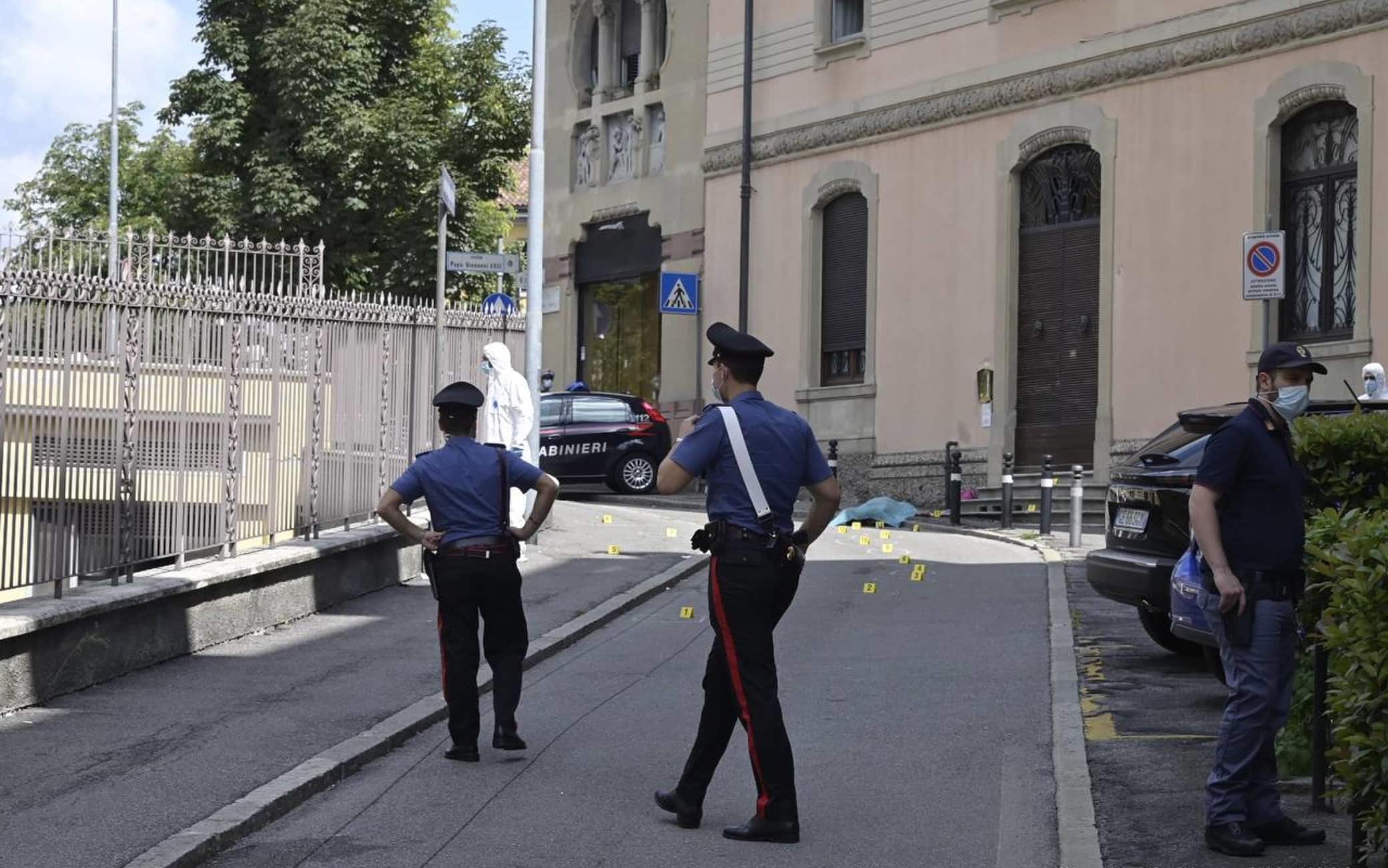 Un uomo di 34 anni è stato ucciso a coltellate a Bergamo, in via Novelli non lontano dalla stazione ferroviaria, 08 agosto 2021. Ancora al vaglio dei carabinieri, subito intervenuti visto che la stazione dista pochi metri, la dinamica di quanto accaduto. All'origine ci sarebbe una lite tra l'uomo e il suo aggressore, pare per futili motivi. La vittima è un tunisino di 34 anni, in Italia da tempo e regolare. Inutili i soccorsi del 118. ANSA/TIZIANO MANZONI