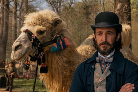 La Legge Di Lidia Poët. Pier Luigi Pasino as Enrico Poet in episode 301 of La Legge Di Lidia Poët. Cr. Lucia Iuorio/Netflix © 2026