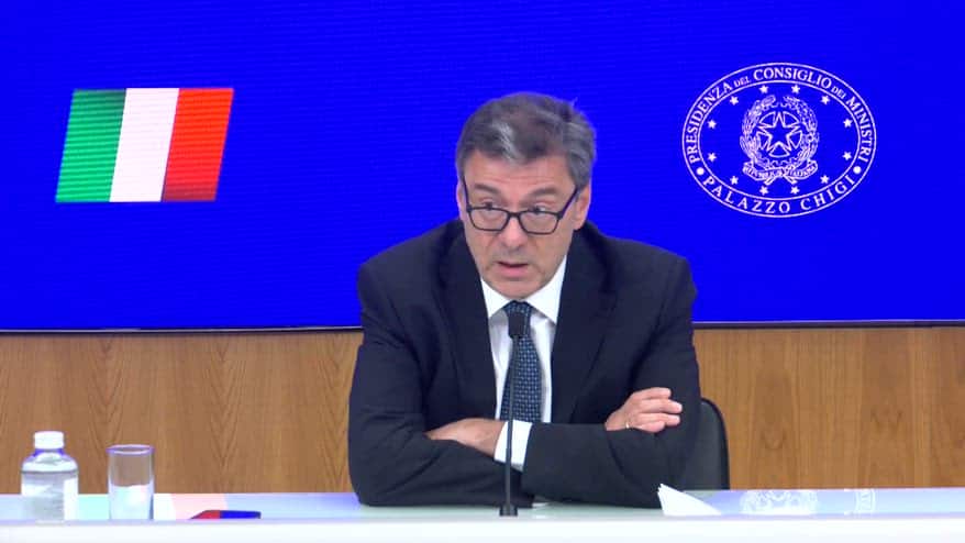 Caro carburanti, Giorgetti: Monitoremo andamento prezzi