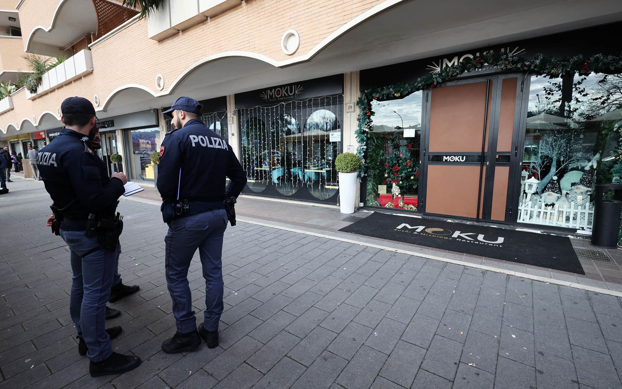 La polizia  davanti al locale di ponte Milvio dove  si presuppone sia stato prelevato con forza il ventenne Danilo Valeri a Roma,  23 dicembre 2022. E' Danilo Valeri il giovane di 20 anni sequestrato questa notte a Roma da alcuni uomini in un locale della zona della movida, a Tor di Quinto.ANSA/MASSIMO PERCOSSI