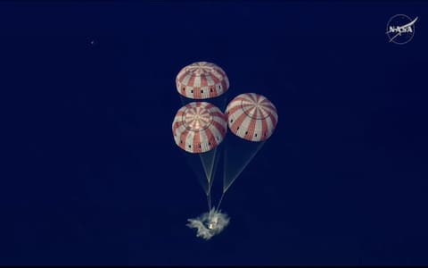 Artemis II, le immagini del rientro della capsula Orion sulla Terra ...