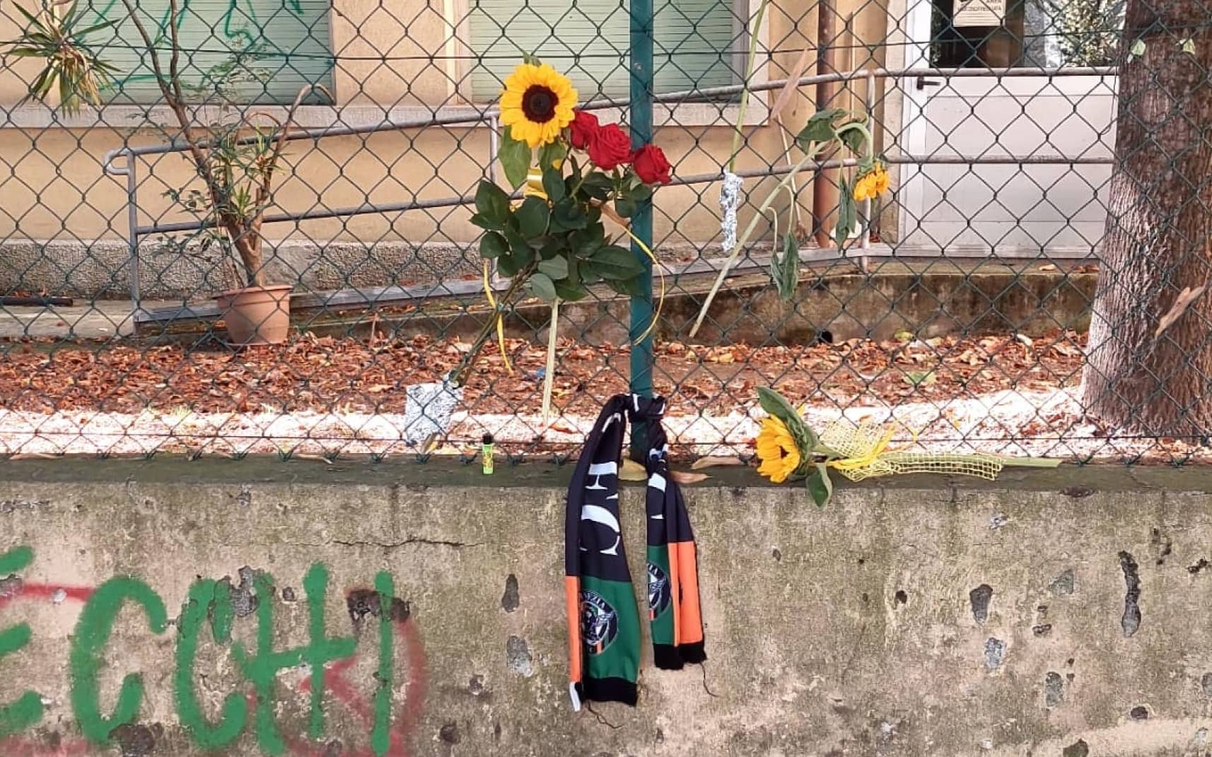 Fiori sul luogo dell'accoltellamento di Mestre, 21 settembre 2024. Un giovane di 26 anni, Giacomo Gobbato, di Mestre (Venezia), è morto, e un altro giovane è rimasto ferito dopo una rissa con accoltellamento per sventare una rapina a una donna, avvenuta la scorsa notte nella città della terraferma veneziana.
ANSA/ ANDREA BUOSO