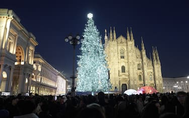 Milano - Accensione dell'\''Albero di Natale in Piazza Duomo. Albero giochi olimpici invernali Milano - Cortina 2026. (Milano - 2024-12-06, Duilio Piaggesi) p.s. la foto e'\'' utilizzabile nel rispetto del contesto in cui e'\'' stata scattata, e senza intento diffamatorio del decoro delle persone rappresentate