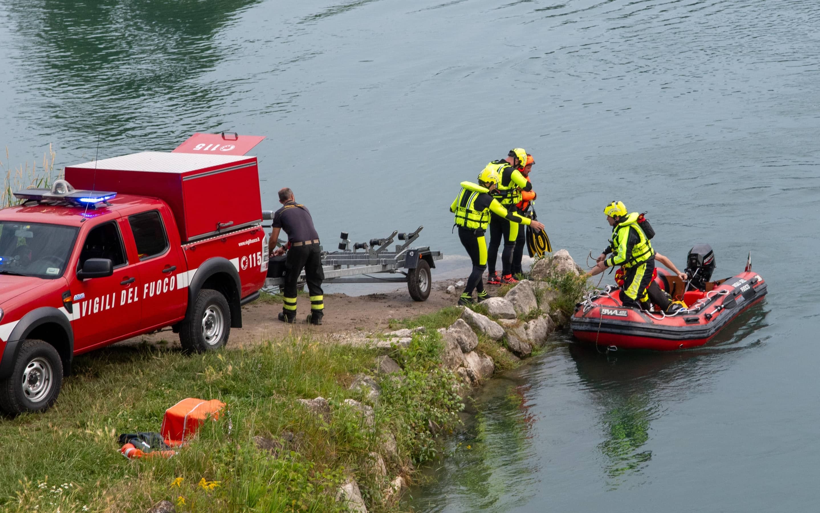 Vigili del fuoco e sommozzatori al lavoro per le ricerche di un ragazzo annegato tra il fiume Adda e il canale Muzza a Cassano d’Adda. 15 Giugno 2025. ANSA/ANDREA CANALI