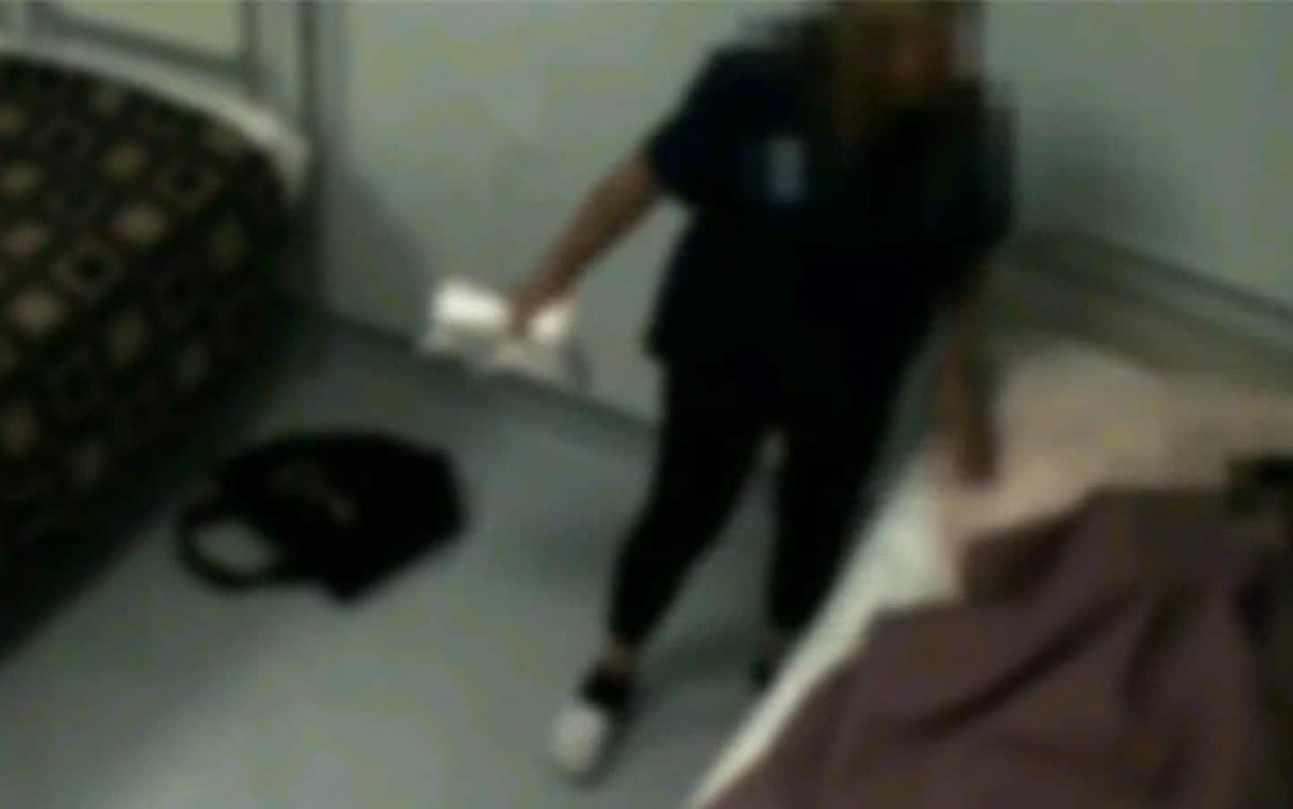 Calci, schiaffi, violenze verbali e trattamenti umilianti documentati dalle telecamere che la Procura di Avellino aveva fatto installare all'interno della stanza di un'anziana ospite di una casa di riposo di Cervinara, in provincia di Avellino. Una 54enne operatrice socio-sanitaria di Santa Maria a Vico (Caserta) in servizio presso la struttura irpina è stata raggiunta da un'ordinanza di custodia cautelare agli arresti domiciliari, firmata dal Gip del Tribunale di Avellino su richiesta del Procuratore capo, Domenico Airoma. Coinvolti nelle indagini, partite da una segnalazione ai carabinieri della Stazione di Cervinara, un'altra operatrice di 32 anni, originaria di Cervino (Caserta) che è stata interdetta per dieci mesi dal servizio insieme ad una 51enne dipendente della struttura residente a San Martino Valle Caudina (Avellino). Avellino, 14 novembre 2022.ANSA/ UFFICIO STAMPA/ CARABINIERI+++ ANSA PROVIDES ACCESS TO THIS HANDOUT PHOTO TO BE USED SOLELY TO ILLUSTRATE NEWS REPORTING OR COMMENTARY ON THE FACTS OR EVENTS DEPICTED IN THIS IMAGE; NO ARCHIVING; NO LICENSING +++ (NPK)