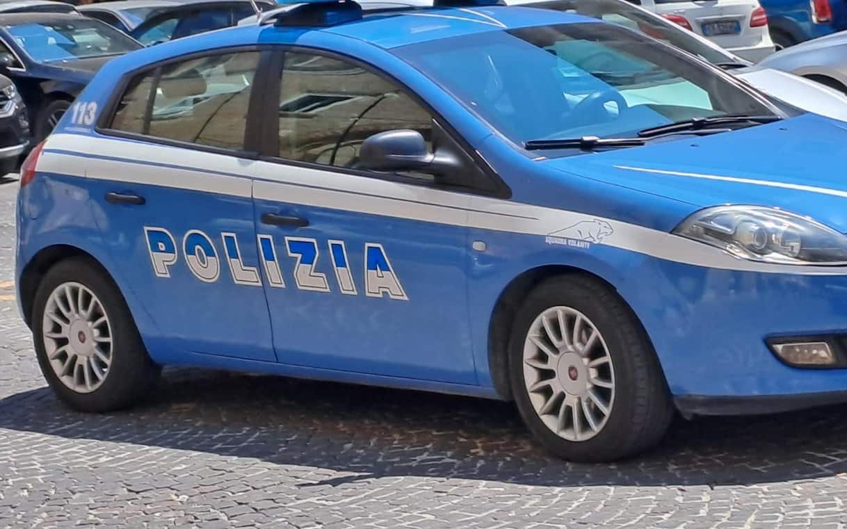 Cagliari, inseguono auto con famiglia a bordo e ne provocano ribaltamento: due arresti