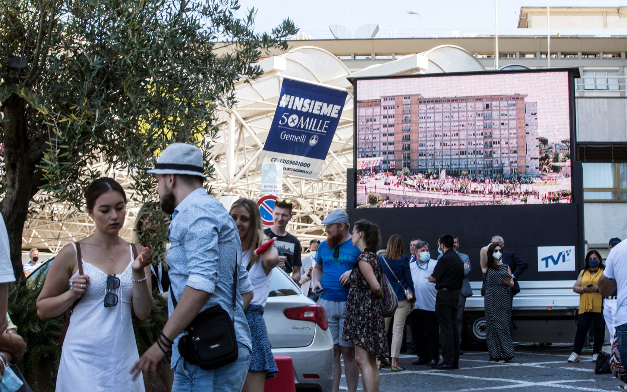 I fedeli nel piazzale del Gemelli