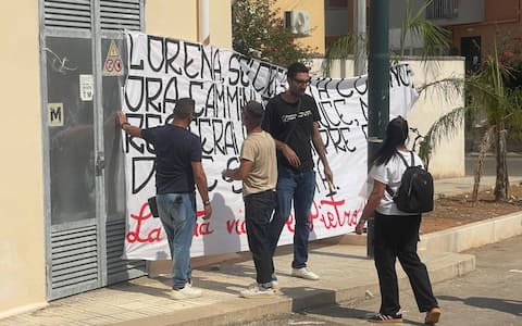 "Lorena sei cresciuta con noi, ora cammini nella luce, ma resterai per sempre qui, dove sei amata. La tua via De Pietro". E' lo striscione che gli amici della via dove abitava Lorena a Squinzano con la famiglia, hanno affisso su un muro di fronte alla chiesa dov'è stata allestita la camera ardente, Squinzano 9 settembre 2026. ANSA/STEFANIA CONGEDO