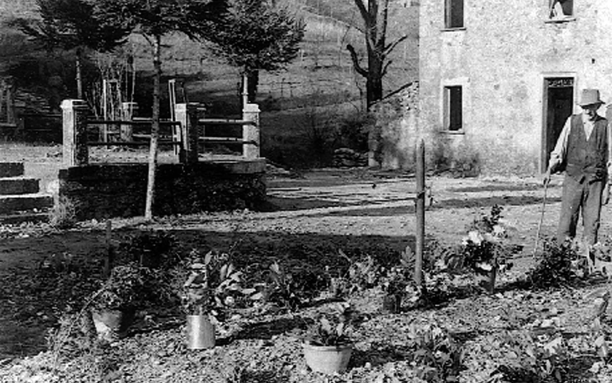 La fossa comune ricavata davanti alla piazza della chiesa di Sant'Anna a Stazzema (Lucca)  dove nell'agosto 1944 si consumo' la strage nazista in cui furono uccise circa 560 persone, quasi tutti donne e bambini, tra cui Don Innocenzo Lazzeri.    ANSA/UFFICIO STAMPA MUSEO DI STAZZEMA   +++HANDOUT NO SALES - EDITORIAL USE ONLY+++