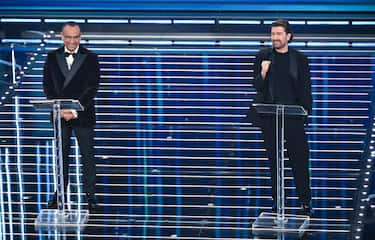 Alessandro Siani e Carlo Conti, il siparietto "Sanremo è Sanremo"