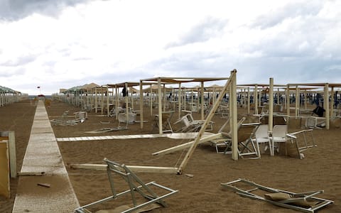 IPA88312426 - Viareggio i danni agli stabilimenti balneari causati dal passaggio di una tromba d’aria