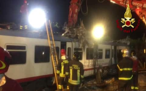 Un fermo immagine mostra i vigili del fuoco al lavoro dopo lo scontro tra due treni tra Corato e Andria, 12 luglio 2016.
ANSA/ UFFICIO STAMPA VIGILI FUOCO 
++HO -NO SALES EDITORIAL USE ONLY++