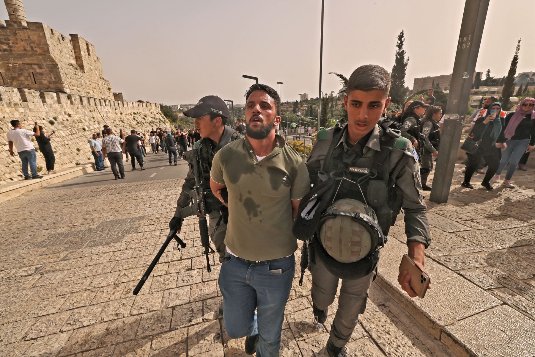 Polizia israeliana arresta un ragazzo palestinese durante i funerali della reporter
