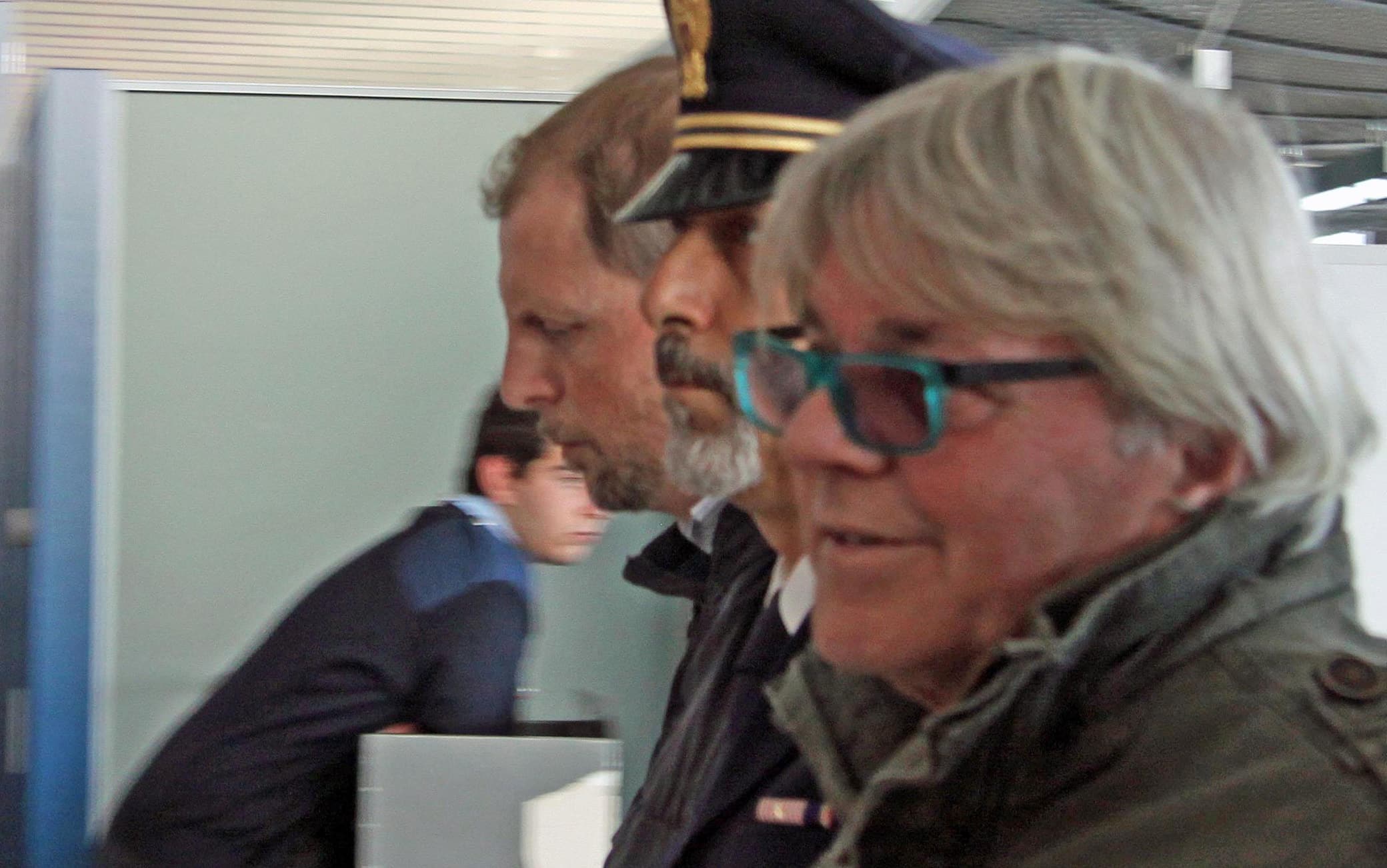 L'arrivo all'aeroporto di Fiumicino di Maurizio Tramonte, condannato definitivamente all'ergastolo per la strage di Piazza della Loggia. Maurizio Tramonte, scortato dagli agenti dello Scip (Servizio per la Cooperazione Internazionale di Polizia del Dipartimento della Pubblica Sicurezza), Ã¨ stato preso in consenga dagli agenti della Polizia di frontiera aerea e trasferito negli uffici di Polizia giudiziaria per l'espletamento delle formalitÃ  dell'arresto sul territorio nazionale.    ANSA/ TELENEWS