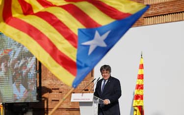epa11535524 Former Catalan president Carles Puigdemont addresses supporters in Barcelona, Spain, 08 August 2024. Catalonia's former president Carles Puigdemont returned to Spain after seven years of self-imposed exile abroad, despite a pending arrest warrant. The Mossos d'Esquadra was deployed early morning on 08 August to secure access to the Parliament for the investiture of Salvador Illa. The plenary session of the Parliament will host the investiture debate of the Socialist leader Salvador Illa as the new president of the Generalitat, the government of Catalonia.  EPA/ALBERTO ESTEVEZ
