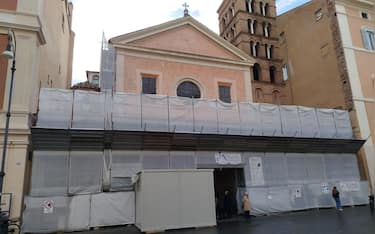 Una immagine esterna della chiesa di San Lorenzo in Lucina a Roma. "Ho letto stamattina il giornale con la notizia e sono andato a vedere stamattina il restauro, in effetti una certa somiglianza c'è, ma biosgnerebbe chiedere al restauratore perchè l'ha fatto così, io non lo so". E' quanto afferma all'ANSA mons. Daniele Micheletti Rettore del Pantheon e della basilica di San Lorenzo in Lucina dopo che Repubblica ha pubblicato la notizia (e la foto) di un restauro nella basilica del centro di Roma in cui uno degli angeli restaurati avrebbe le fattezze della premier Giorgia Meloni. Roma, 31 gennaio 2026. ANSA