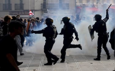 epa13285188 Protesters face French police officers as clashes erupt during a national day of protest by high school students and members of education union over school conditions, in Montpellier, southern France, 06 October 2026. The demonstration comes amid a nationwide wave of protests across France against severe teacher shortages, overcrowded classrooms, a lack of resources, and poor learning conditions ahead of upcoming national budget decisions.  EPA/GUILLAUME HORCAJUELO