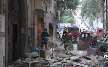 Vigili del fuoco e forze dell'ordine sul luogo, in Via Peppino De Filippo, a Napoli, dove c'è stata un'esplosione presumibilmente generata da un alcune bombole di gas, 25 giugno 2025. La deflagrazione ha causato danni a due appartamenti. Da uno degli alloggi è stata estratta viva una donna. ANSA/CESARE ABBATE