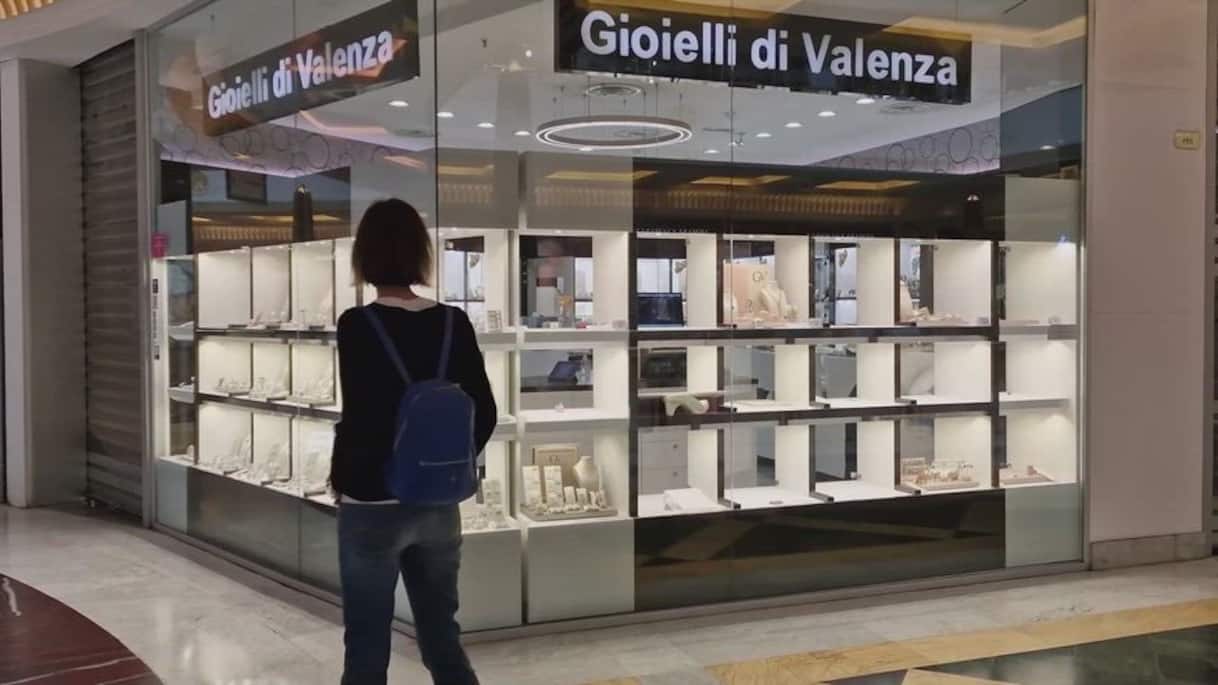 Roma, rapina con picconi e fumogeni in centro commerciale