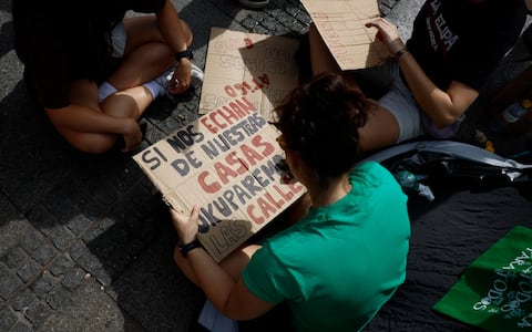 epa13266216 Protesters camp at Puerta del Sol square in Madrid, Spain, 27 September 2026. Hundreds of people spent the early hours of 27 September camping there to protest the housing crisis, declaring that they can take no more and that 'either the rentier system falls, or the government falls.' The encampment began late evening on 26 September, following a demonstration in central Madrid protesting the eviction of Maricarmen, an elderly woman forced to leave her rental home after 70 years, and demanding effective measures to curb the housing crisis.  EPA/RODRIGO JIMENEZ