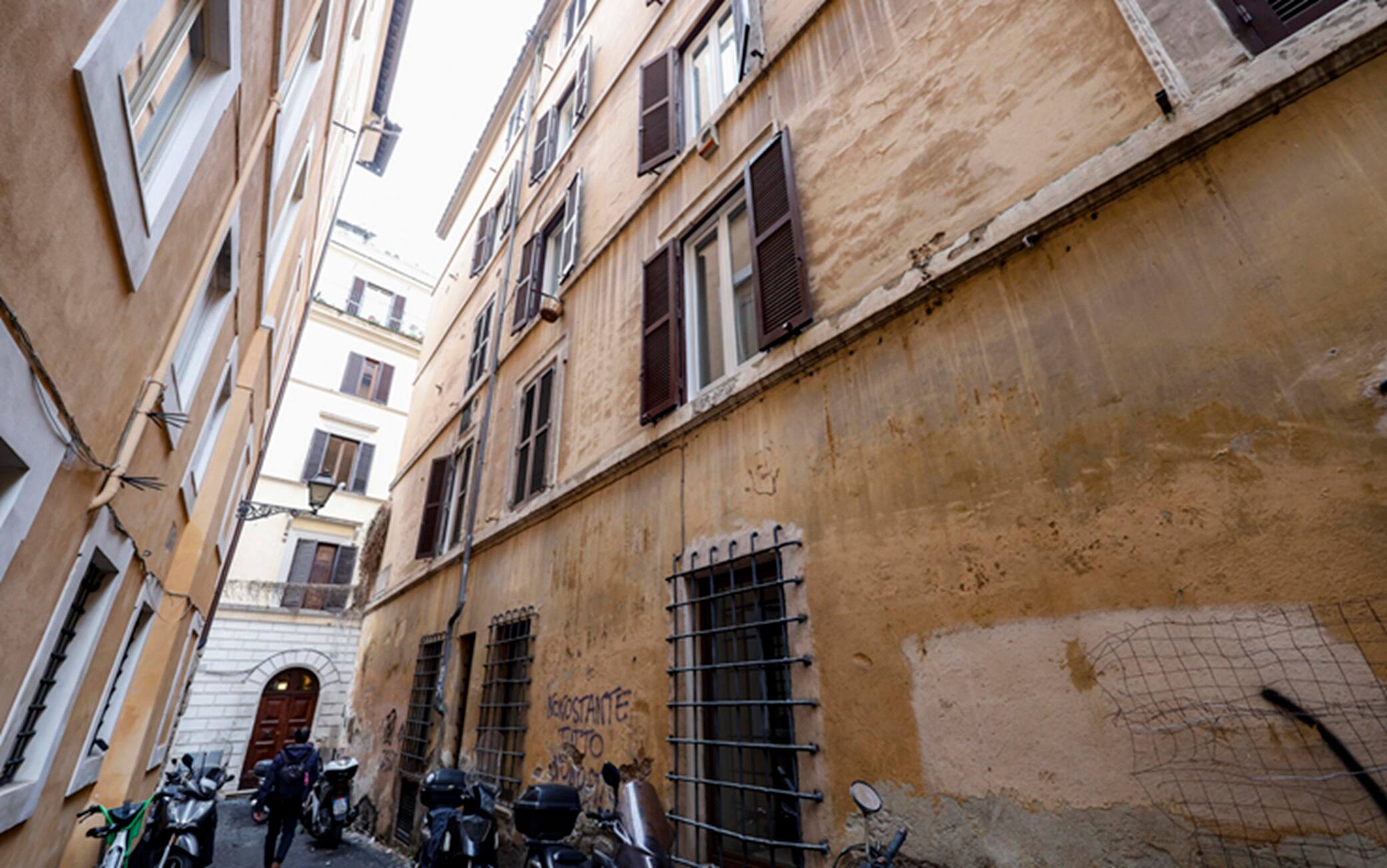 Una veduta di via dei Banchi Nuovi a Roma
