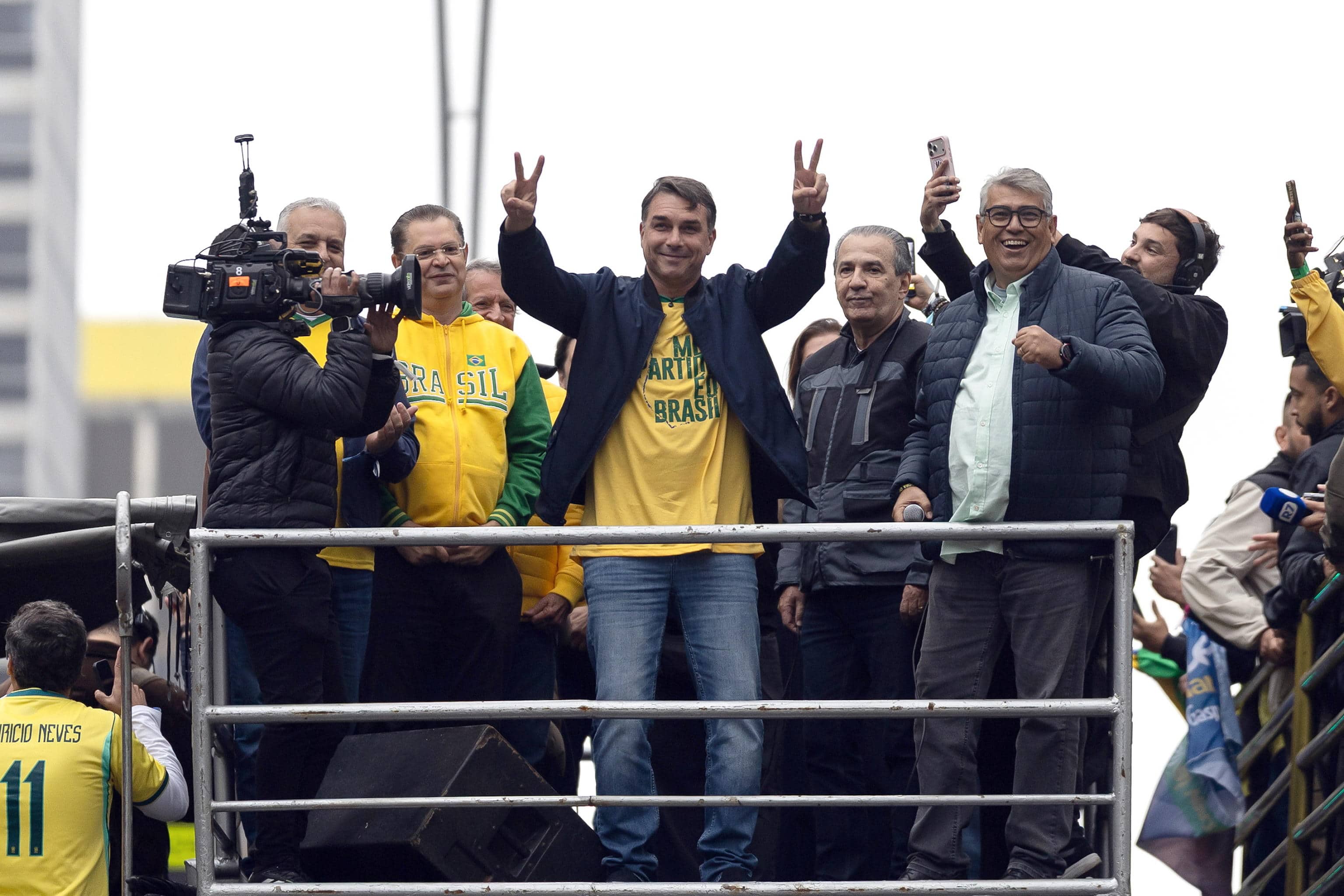 epa13220976 Brazilian presidential candidate Flavio Bolsonaro (C) attends an event for Brazil's Independence Day on Paulista Avenue in Sao Paulo, Brazil, 07 September 2026.  EPA/ISAAC FONTANA