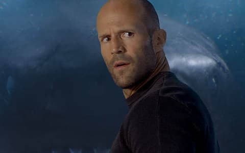 Jason Statham è Jonas Taylor: “Jason Statham nei panni di Jonas Taylor, con muta da sub e attrezzatura da immersione.”