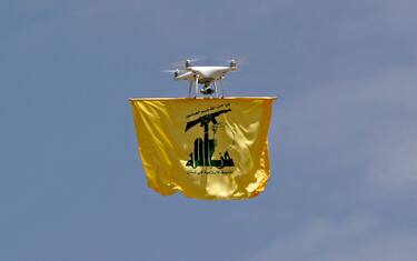 un drone con la bandiera di Hezbollah