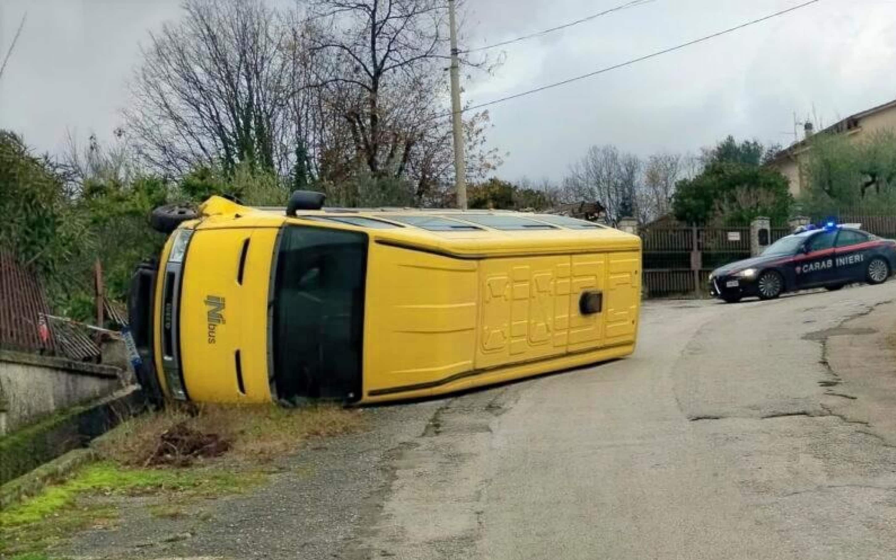 Lo scuolabus ribaltato a Cervaro