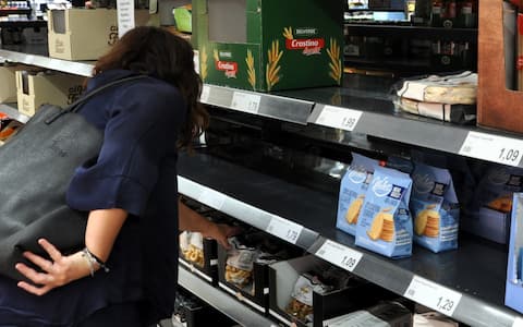 IPA89910086 - Palermo.Sciopero dei Tir, scaffali vuoti in un supermercato nel quartiere Zisa,esauriti frutta verdura e latticini.