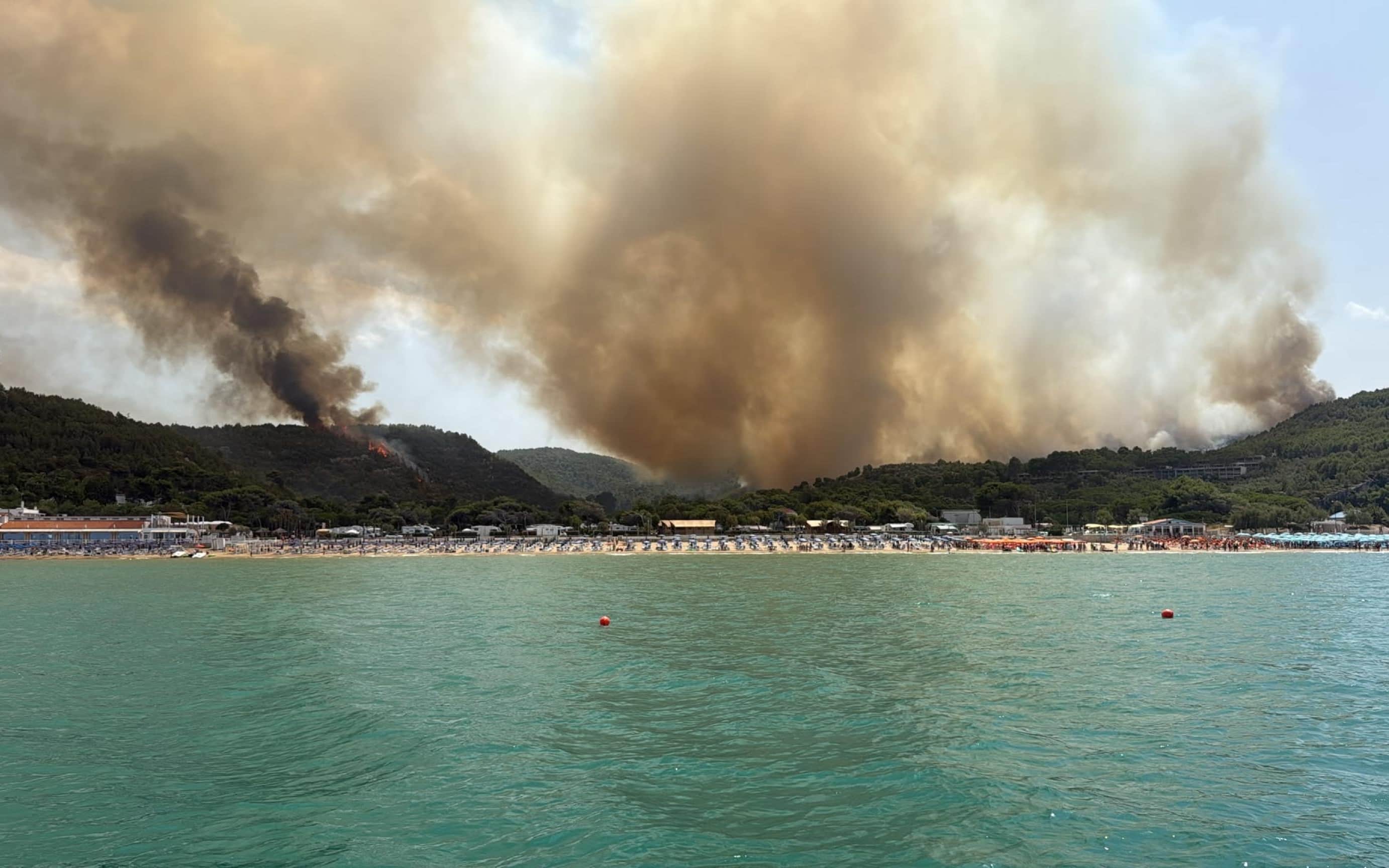 Un vasta incendio è in corso in località Pile Fraballe, zona rurale e periferica nel comune di Peschici (Foggia), nei pressi di Difesa di Manaccora, Peschici 26 luglio 2026. US GUARDIA COSTIERA +++FOTO DIFFUSA DALL'UFFICIO STAMPA - USARE SOLO PER ILLUSTRARE OGGI LA NOTIZIA INDICATA NEL TITOLO - NON ARCHIVIARE - NON VENDERE - NON USARE PER FINI NON GIORNALISTICI - NPK+++