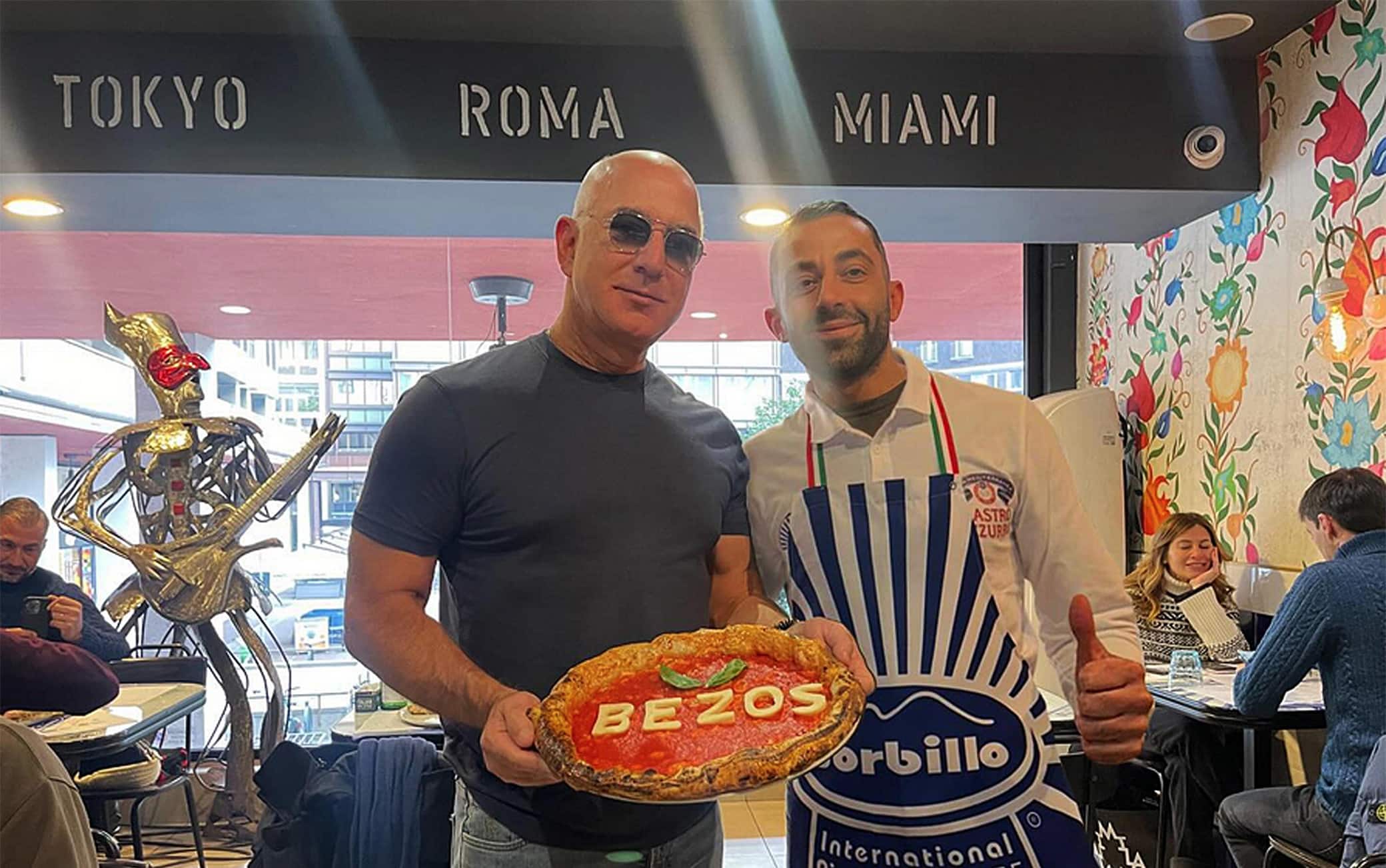 ''Avere ai miei tavoli a gustare una tradizionale Pizza Napoletana @jeffbezos proprietario di @amazon con la sua famiglia e’ una delle più grandi soddisfazioni professionali della mia vita ! Non potevo festeggiare in modo migliore oggi 17 gennaio  il “PIZZA DAY” la “Giornata Mondiale della Pizza” ! Siete curiosi di sapere che pizza ha scelto ? Voi cosa immaginate??''. Cosi' Gino Sorbillo sulla sua pagina Facebook.FACEBOOK/ GINO SORBILLO+++ATTENZIONE LA FOTO NON PUO' ESSERE PUBBLICATA O RIPRODOTTA SENZA L'AUTORIZZAZIONE DELLA FONTE DI ORIGINE CUI SI RINVIA+++ NPK +++