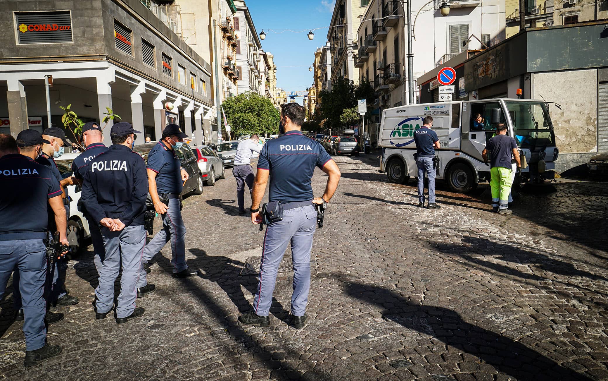 Un rapinatore è morto e un altro arrestato in un conflitto a fuoco con la polizia nella notte a Napoli. La vittima è un minore di 17 anni. Gli agenti sono intervenuti per sventare una rapina ai danni di alcuni minorenni. Napoli 24 Ottobre 2020 ANSA/CESARE ABBATE/