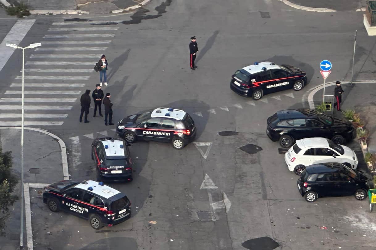 Roma, ragazza di 23 anni denuncia stupro all’uscita della metro Jonio: ricercati 3 uomini