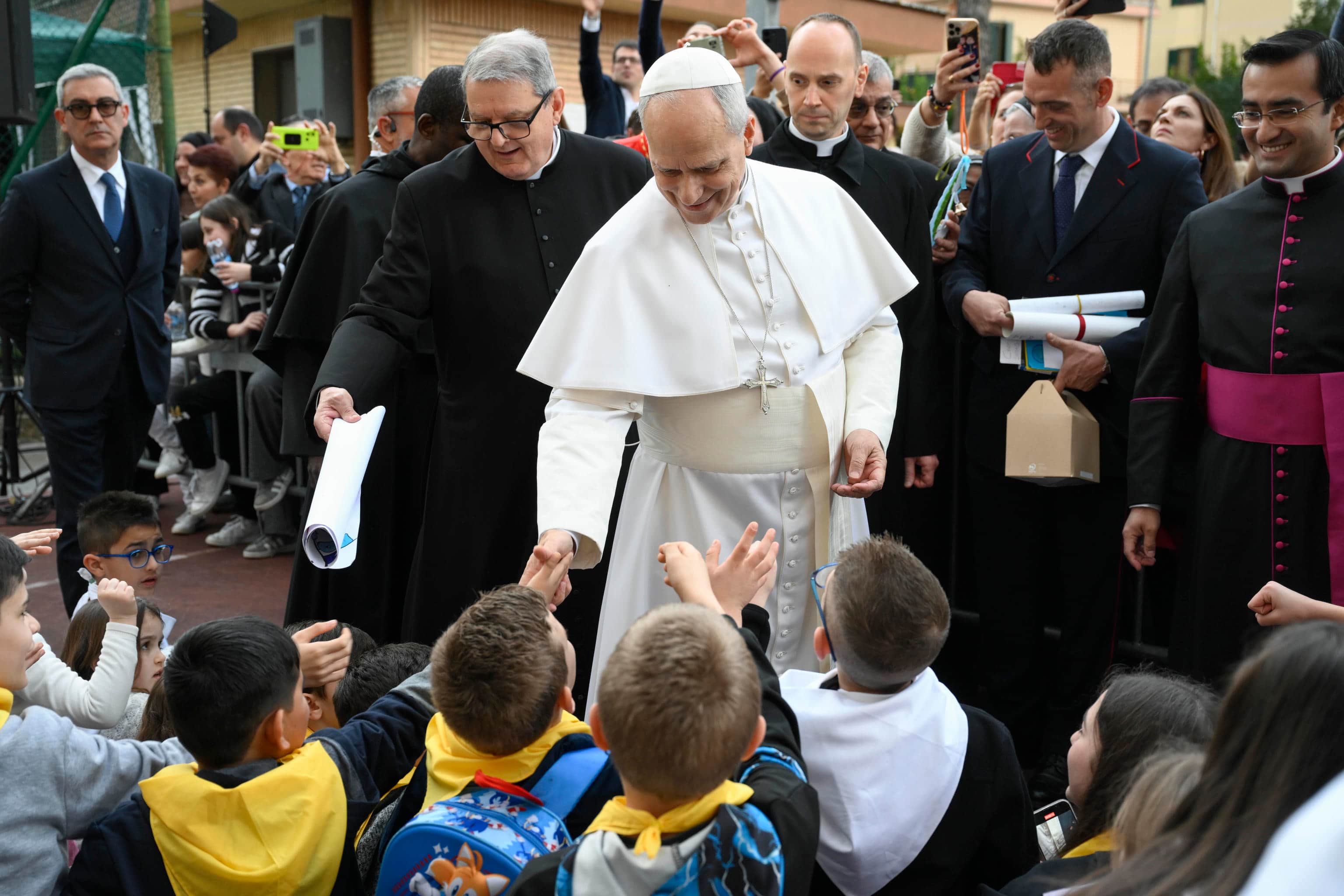 Papa Leone durante un incontro con bambini e giovani in occasione della visita pastorale alla Parrocchia Sacro Cuore di Gesu' a Ponte Mammolo, nella periferia di Roma, 15 marzo 2026.  ANSA/VATICAN MEDIA  + UFFICIO STAMPA, PRESS OFFICE, HANDOUT PHOTO, NO SALES, EDITORIAL USE ONLY + NPK - - - - - - - - - - - - - - - - - - - - - - - - - - - - - - - - - - - - - - - - - - Pope Leo during a meeting with children and young people during his pastoral visit to the Parish of the Sacred Heart of Jesus in Ponte Mammolo, on the outskirts of Rome, 15 March 2026.  ANSA/VATICAN MEDIA  + PRESS OFFICE, PRESS OFFICE, HANDOUT PHOTO, NO SALES, EDITORIAL USE ONLY
